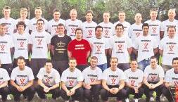 Der SV Massenbachhausen, hinten (von links): Johannes Weiland, Simon Baumgärtner, Henning Poppe, Nicolas Sigle, Benjamin Baumgärtner, Tim Neuweiler, Patrick Wylezik, Marijo Katic, Pascal Wylezik, Matthias Kranner, Markus Grom, Peter Kurz, Betreuer Jürgen Schwarz, Betreuer Wolfgang Baumgärtner; Mitte: 2. Vorsitzender Hans Rossi, Markus Kühnert, Yannik Rauchberger, Bernhard Kattesch, Dominik Baumann, Trainer Philipp Müller, Kai Neuweiler, Jochen Reuter, Yusuf Brim, Spielleiter Jochen Mühling, Pressewart Dieter Peter; vorne: Philipp Ruf, Sebastian Truhe, Andy Schmidt, Daniel Bergmann, Ertan Kurbi, Andreas Kühnert, Dominik Gilde, Corin Bechtel, Danny Rauchberger, Timo Perlinger und Betreuer Oliver Dick.Foto: privat