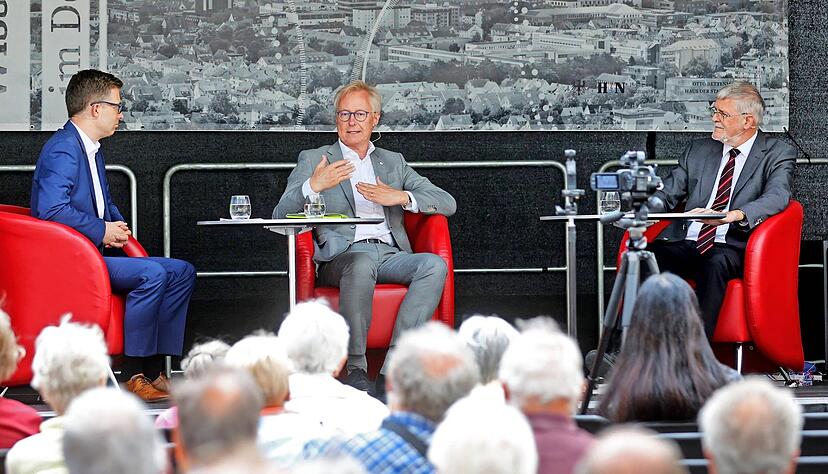 Im Gespräch mit Christhard Schrenk (rechts) vom Stadtarchiv: Anno Knüttgen vom SWR und Stimme-Verleger Tilmann Distelbarth (Mitte).
Foto: Ralf Seidel Im Gespräch mit Christhard Schrenk (rechts) vom Stadtarchiv: Anno Knüttgen vom SWR und Stimme-Verleger Tilmann Distelbarth (Mitte).
Foto: Ralf Seidel