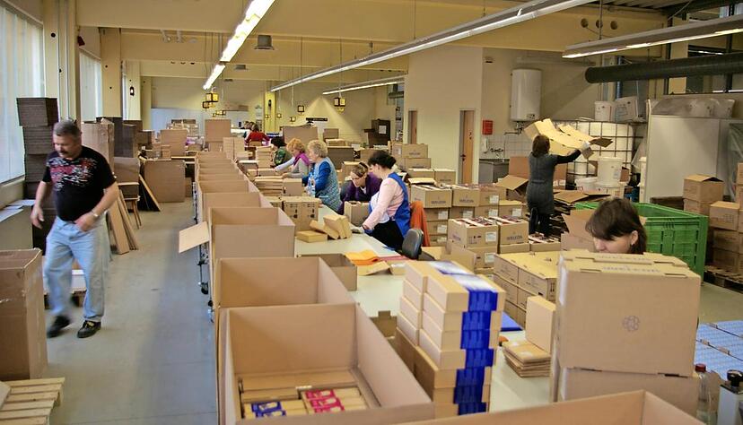 Verpackungen so weit das Auge reicht. Vor allem in den Sommer- und Herbstmonaten herrscht am Firmensitz von H&ouml;hing in der Pfaffenstra&szlig;e Hochbetrieb. Dann wird auch bereits die Aktionsware f&uuml;r das Weihnachtsgesch&auml;ft verpackt.