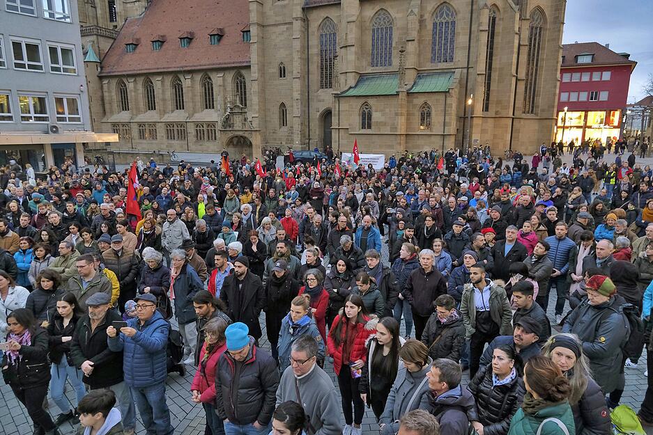 Februar: Viele B&uuml;rger setzen ein gemeinsames Zeichen und kommen zur Protestkundgebung nach den Mordanschl&auml;gen von Hanau auf den Heilbronner Kiliansplatz.