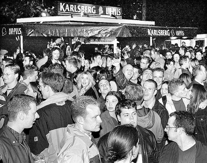 Auf der Straße vor dem Heilbronner Kult-Lokal drängen sich die Menschen im Jahr 2002.