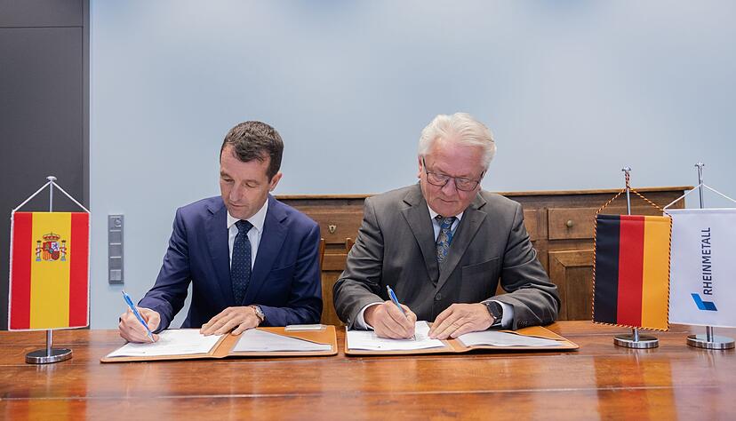 Der Moment der Unterschrift des Memorandums of Understanding (MoU) zur k&uuml;nftigen Zusammenarbeit.