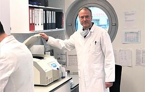 Dr. Thomas Frischmuth im Labor seines Biotech-Unternehmens Baseclick in Neuried. Hier wird die n&auml;chste Generation eines Corona-Impfstoffs entwickelt.
Foto: privat