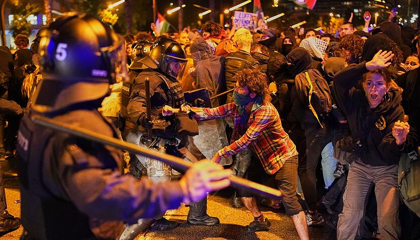 Nach Behördenangaben beteiligten sich in Barcelona rund 15.000 Menschen an einer Demonstration gegen Israel. Nach Behördenangaben beteiligten sich in Barcelona rund 15.000 Menschen an einer Demonstration gegen Israel.