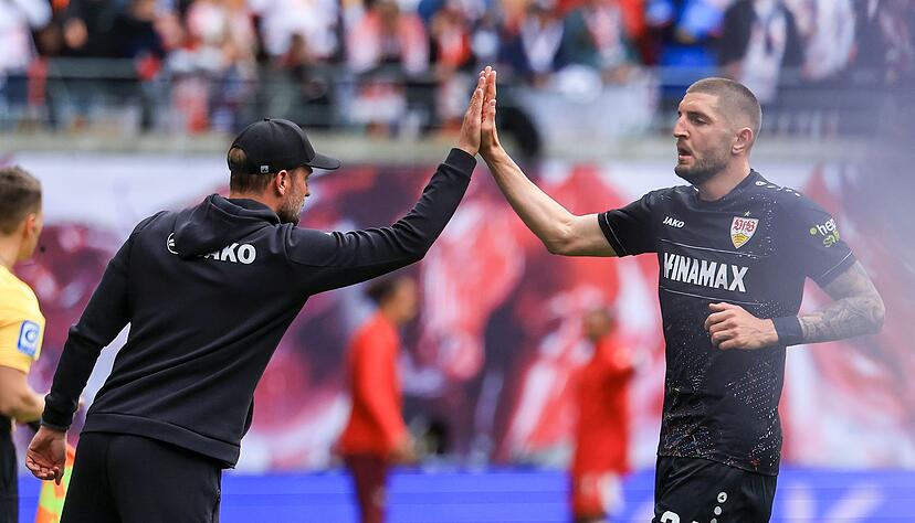 Trainer Sebastian Hoene&szlig; (l) h&auml;lt viel von seinem Abwehrchef Jeff Chabot (r). (Archivbild)
