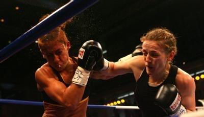 Ina Menzer (r) schl&auml;gt Stacey Reile (l) aus den USA nieder.
