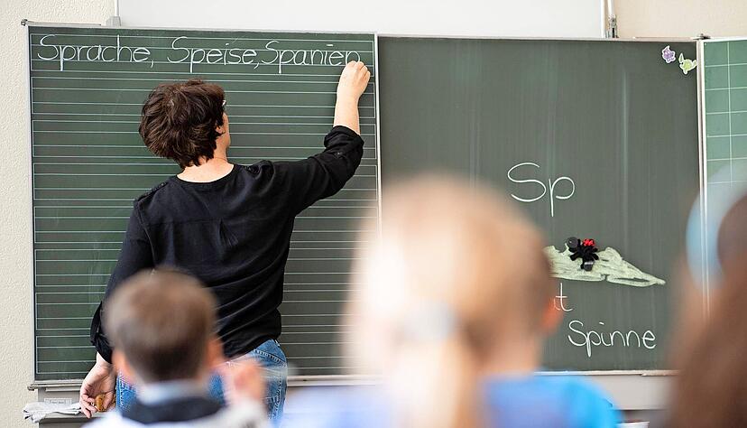 Zum Schuljahresbeginn warten auf die Lehrkräfte eine Reihe von Herausforderungen. Alleine die vielen zusätzlichen Schüler, die aus der Ukraine geflüchtet sind, sorgen für einen erhöhten Personalbedarf an den Schulen.
Foto: dpa