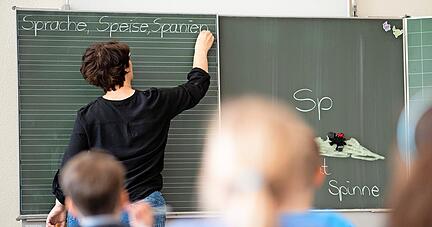 Zum Schuljahresbeginn warten auf die Lehrkräfte eine Reihe von Herausforderungen. Alleine die vielen zusätzlichen Schüler, die aus der Ukraine geflüchtet sind, sorgen für einen erhöhten Personalbedarf an den Schulen.
Foto: dpa