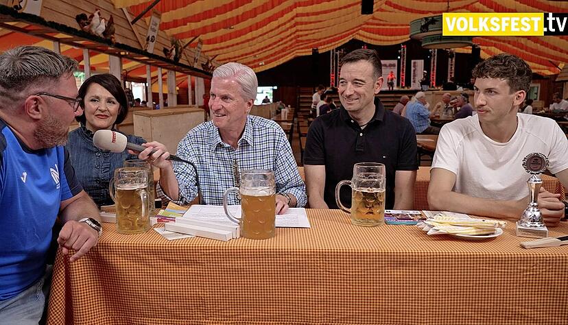 Trafen sich zu Bier und Gespr&auml;chen im Festzeltstudio (von links): Thomas Zeitz, Mine Cebeci, Chefredakteur Uwe Ralf Heer, Oliver Blumenstock und Tim Holzapfel.