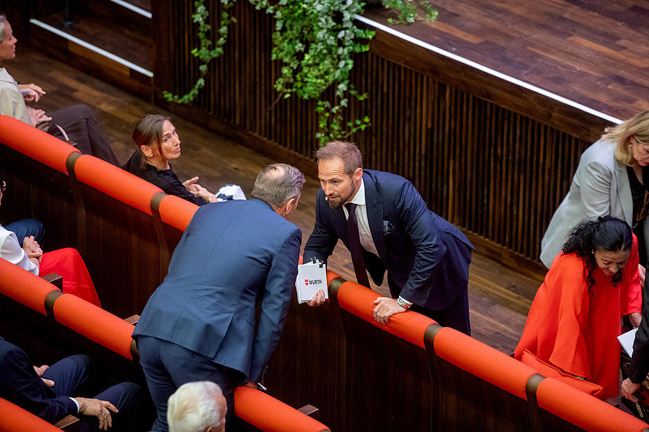 Seinen 90. Geburtstag hat Reinhold Würth am Ostersonntag zunächst im Kreis der Familie gefeiert. Am Dienstag folgte der offizielle Festakt mit Gästen aus Politik, Wirtschaft und Kultur. Seinen 90. Geburtstag hat Reinhold Würth am Ostersonntag zunächst im Kreis der Familie gefeiert. Am Dienstag folgte der offizielle Festakt mit Gästen aus Politik, Wirtschaft und Kultur.