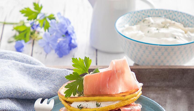 Parmaschinken l&auml;sst sich gut mit Pfannkuchen und einem Joghurt-Topping servieren.