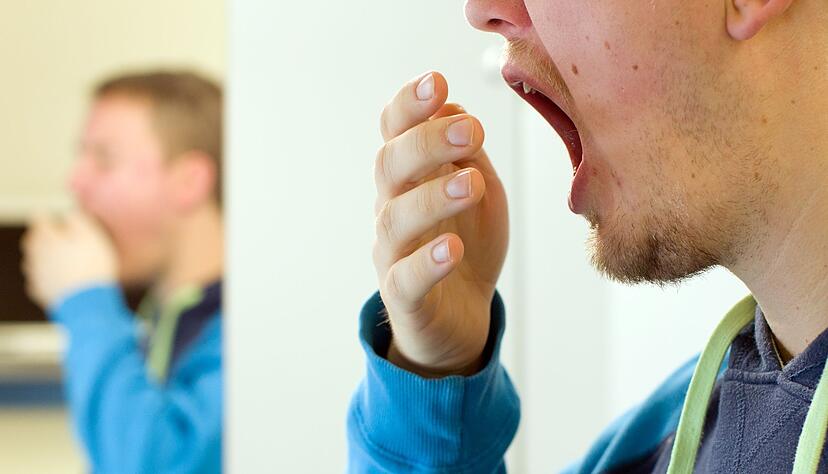 Ein Patient g&auml;hnt im Schlaflabor des Universit&auml;tsklinikums M&uuml;nster. (Archivbild)