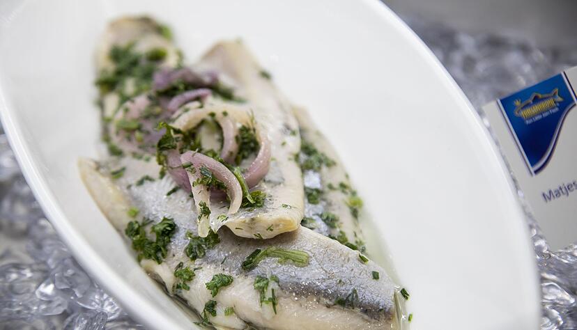 Heute gibt's Matjes: Bei einer pescetarischen Ernährungsweise kommt im Optimalfall zweimal pro Woche Fisch auf den Tisch. Heute gibt's Matjes: Bei einer pescetarischen Ernährungsweise kommt im Optimalfall zweimal pro Woche Fisch auf den Tisch.