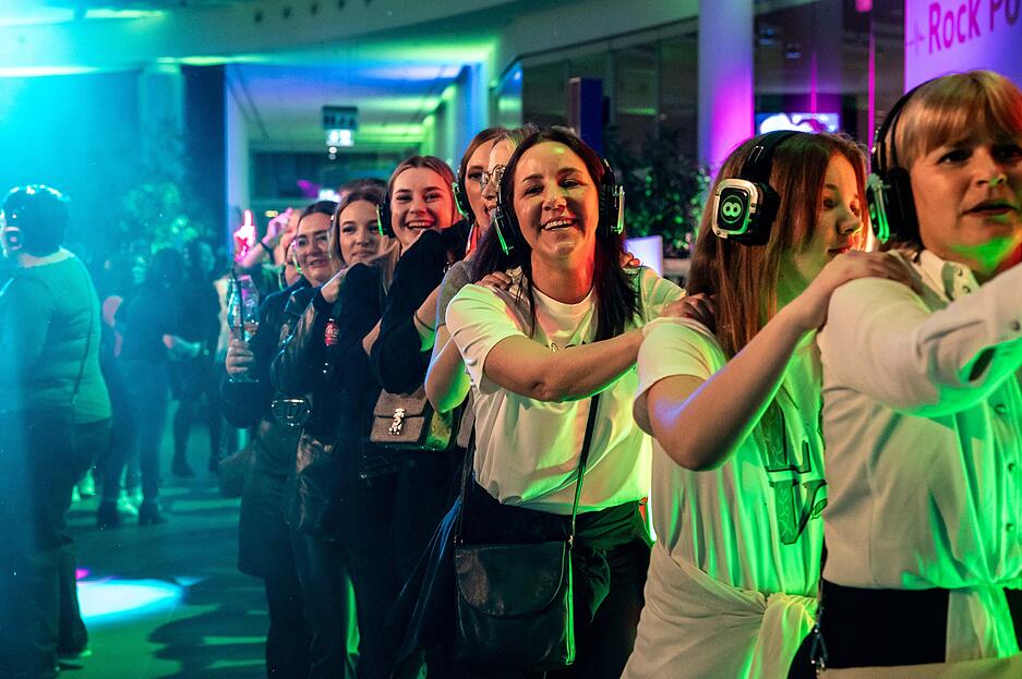 Party mit Kopfh&ouml;rern: Silent-Disco im Audi-Forum in Neckarsulm