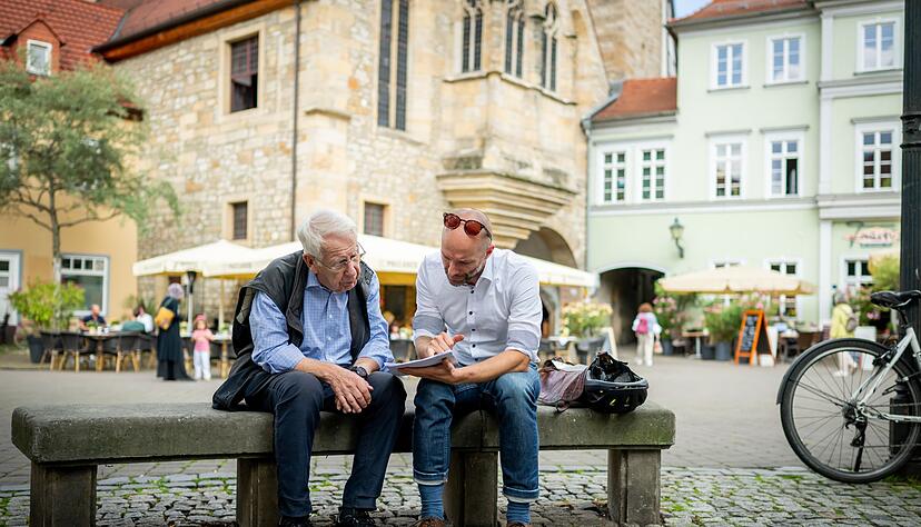 Die Urkunde war ein Zufallsfund und sorgt nun für Diskussionen - Martin Sladeczek (rechts) im Gespräch mit Karl Heinemeyer. Die Urkunde war ein Zufallsfund und sorgt nun für Diskussionen - Martin Sladeczek (rechts) im Gespräch mit Karl Heinemeyer.