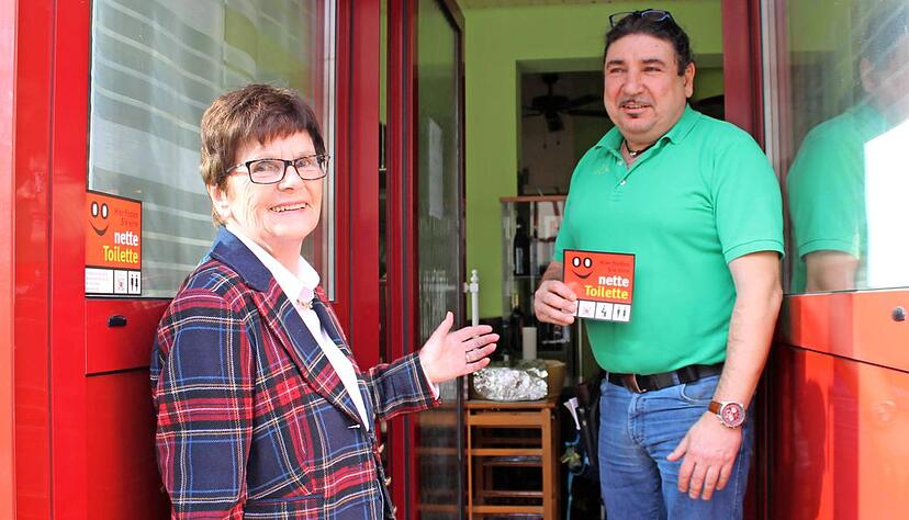 Am Senso Unico in der Hauptstra&szlig;e h&auml;ngt das Toiletten-Schild schon, freuen sich Roswitha M&uuml;ksch vom Seniorenrat und Chef Antonio Langella. Foto: Vanessa M&uuml;ller