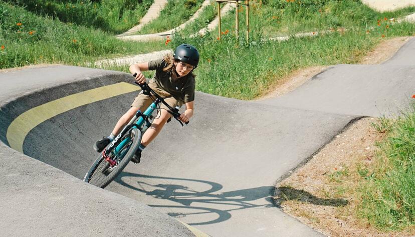 Zum Beispiel so: Auf dem Foto ist ein Teil des Pumptracks zu sehen, den die Firma Schneestern in Herbrechtingen bei Heidenheim konzipiert hat. Eine Anlage kann mit diversen Schwierigkeitsstufen versehen sein.
Foto: Martin Hänsel/Firma Schneestern Zum Beispiel so: Auf dem Foto ist ein Teil des Pumptracks zu sehen, den die Firma Schneestern in Herbrechtingen bei Heidenheim konzipiert hat. Eine Anlage kann mit diversen Schwierigkeitsstufen versehen sein.
Foto: Martin Hänsel/Firma Schneestern
