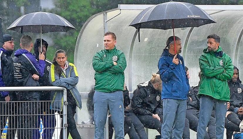 Pascal Marche (3.v.r.) wurde am Samstag von seinem Team buchstäblich im Regen stehen gelassen. Noch am Abend wurde der Trainer entlassen.
Foto: Mario Berger