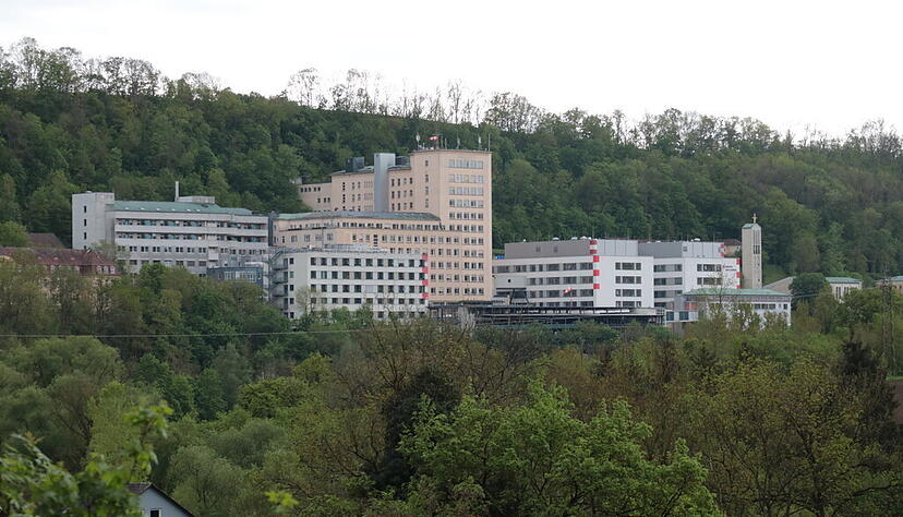 Um den Verkauf des defizitären Diak-Klinikums verhandeln nun Diakoneo, Landkreis Hall und die SRH.
