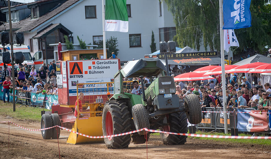 Auf dem Hinterrädern fahren: Eine Attraktion bei Trecker-Treck in Heilbronn-Sontheim.