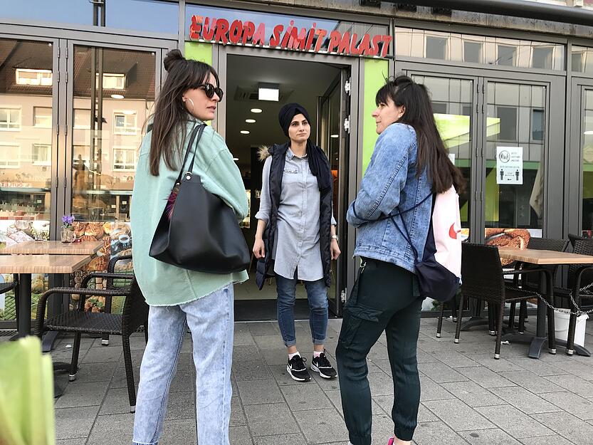 Gedrückte Stimmung: Aysel Dogan (Mitte), Inhaberin des Cafés Simit Palast am Hafenmarkt, im Gespräch mit ihren Stammgästen Diana (l.) und Jasminka Lovric. Gedrückte Stimmung: Aysel Dogan (Mitte), Inhaberin des Cafés Simit Palast am Hafenmarkt, im Gespräch mit ihren Stammgästen Diana (l.) und Jasminka Lovric.