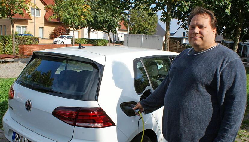 J&ouml;rn Heid l&auml;dt daheim in Biberach umst&auml;ndlich sein E-Auto. Er w&uuml;nscht sich Lades&auml;ulen im Wohngebiet.