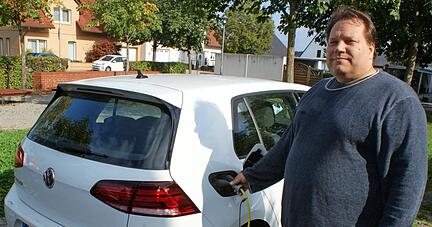 J&ouml;rn Heid l&auml;dt daheim in Biberach umst&auml;ndlich sein E-Auto. Er w&uuml;nscht sich Lades&auml;ulen im Wohngebiet.
