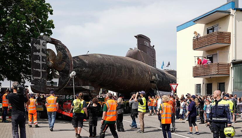 Ein 48 Meter langes U-Boot vom Typ U17 wird auf der Straße transportiert. Ein 48 Meter langes U-Boot vom Typ U17 wird auf der Straße transportiert.