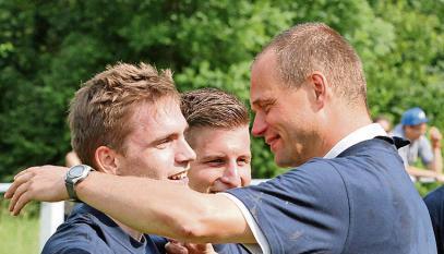 Nick Rieker verpasst seinem Trainer Ingo Schellmann die obligatorische Meisterbierdusche (Bild links). Sp&auml;ter folgte der Dank des Trainers (Bild rechts) an seine Spieler&minus; hier Yannick Titzmann.