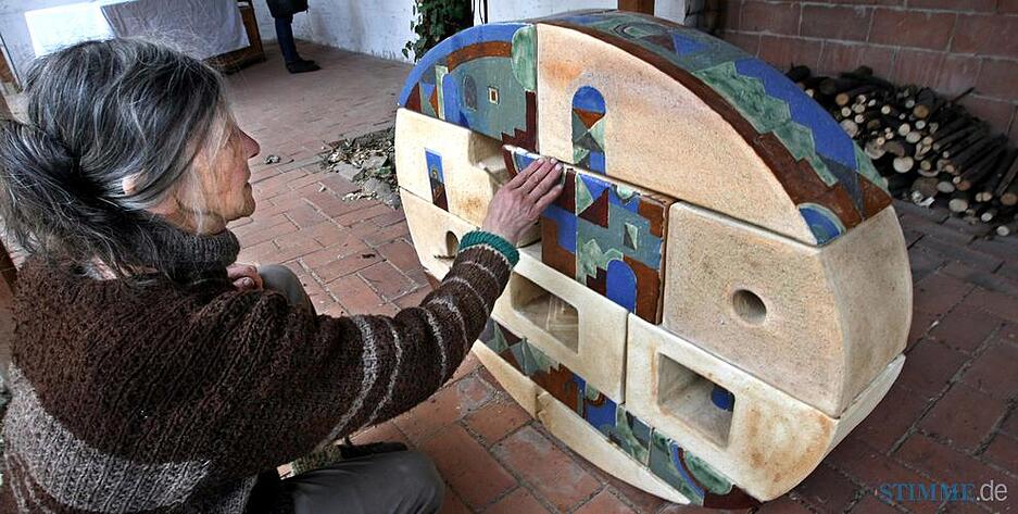 2009: Als l&auml;ge ein Teppich &uuml;ber dem gebrannten Ton, der dem Material eine weiche Form gibt: Lee Babel stellt neue Keramikarbeiten und Modelle aus.