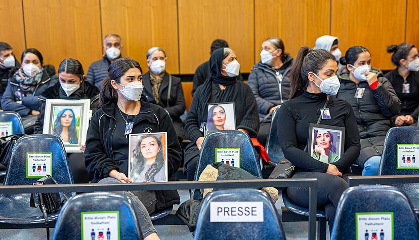 Angeh&ouml;rige der Get&ouml;teten sitzen mit Portr&auml;tfotos der Frau beim Prozessauftakt in einem Saal vom Landgericht Hildesheim. Auch am zweiten Verhandlungstag wurden viele Bilder mitgebracht.