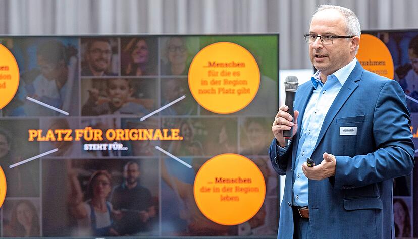 In Heilbronn-Franken ist "Platz f&uuml;r Originale": Andreas Schumm von der Wirtschaftsregion Heilbronn-Franken (WHF) pr&auml;sentiert die neue Kampagne.
Foto: Mario Berger