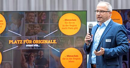 In Heilbronn-Franken ist "Platz für Originale": Andreas Schumm von der Wirtschaftsregion Heilbronn-Franken (WHF) präsentiert die neue Kampagne.
Foto: Mario Berger In Heilbronn-Franken ist "Platz für Originale": Andreas Schumm von der Wirtschaftsregion Heilbronn-Franken (WHF) präsentiert die neue Kampagne.
Foto: Mario Berger