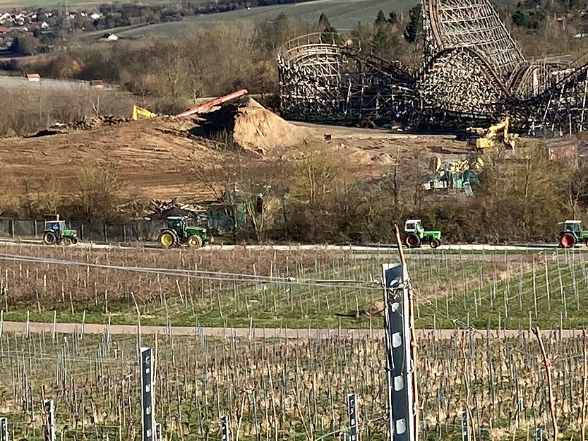 Die Winzer vom Michaelsberg rufen zu dieser Demonstration oberhalb des Erlebnisparks Tripsdrill auf.