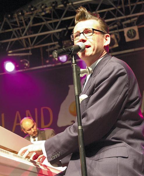 2000. Erstmals gibt es auf dem Gaffenberg die Wunderland Show, ein gemeinsames Programm der zwölf großen  Festival-Veranstalter in Baden-Württemberg. Zu Gast auf dem Berg ist Götz Alsmann.