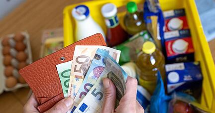 Die hohe Inflation schmälert die Kaufkraft der Verbraucher.