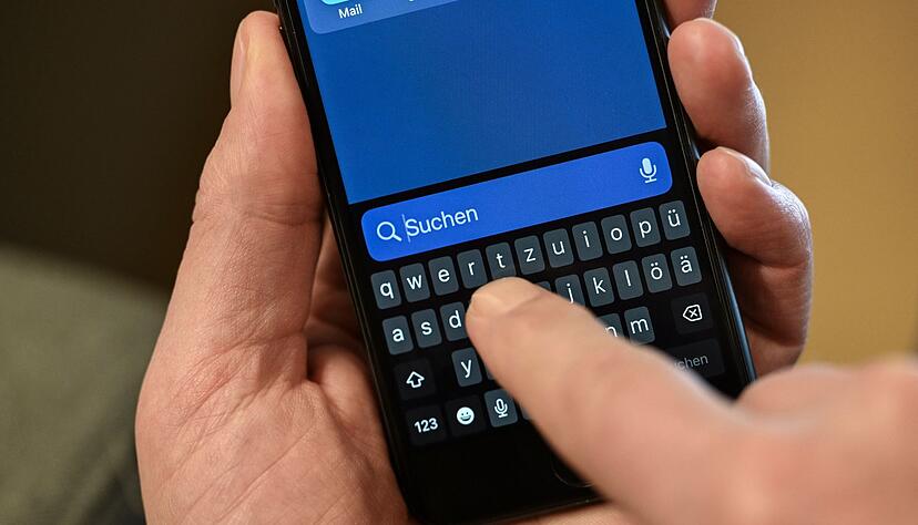 Viele Menschen zwischen 55 und 75 Jahre nutzen Smartphones.