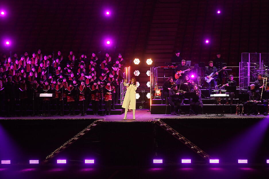 Stars auf Distanz: Andrea Berg und die anderen Protagonisten waren weit entfernt vom Publikum. Stars auf Distanz: Andrea Berg und die anderen Protagonisten waren weit entfernt vom Publikum.