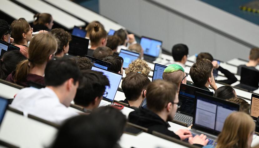 Absolventen von Universit&auml;ten und Hochschulen haben es gerade schwer auf dem Arbeitsmarkt.