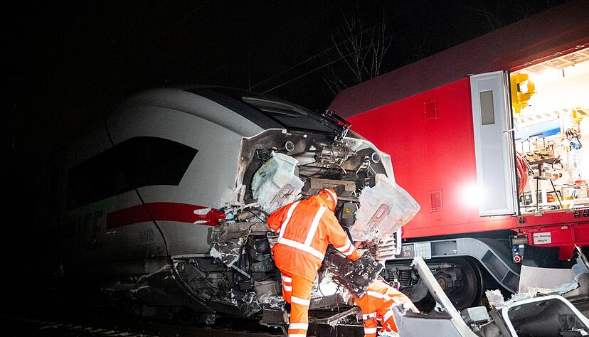 Der ICE stie&szlig; an einem Bahn&uuml;bergang im S&uuml;den Hamburgs gegen einen Lastwagen.