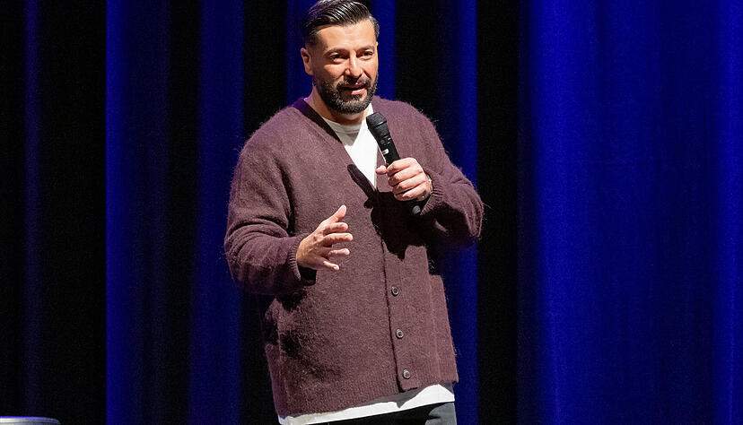 „Scheiß auf die Show, es geht nur noch um euch“: Cüneyt Akan setzt in seinem Programm auf Crowdwork anstatt auf einen roten Faden. „Scheiß auf die Show, es geht nur noch um euch“: Cüneyt Akan setzt in seinem Programm auf Crowdwork anstatt auf einen roten Faden.