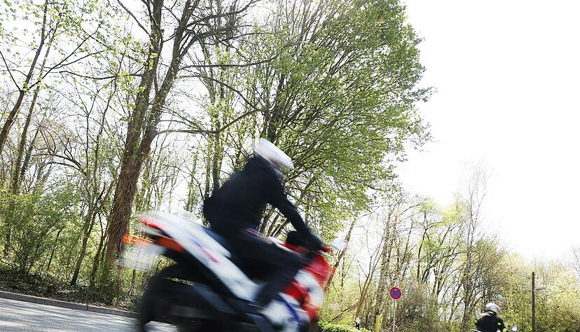 Zu Beginn der Motorradsaison werden am Wochenende viele Biker auf den Stra&szlig;en erwartet. (Symbolbild)