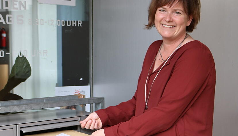 Sandra Sch&ouml;ll gibt ihre Bewerbung f&uuml;r das B&uuml;rgermeisteramt in Roigheim ab.