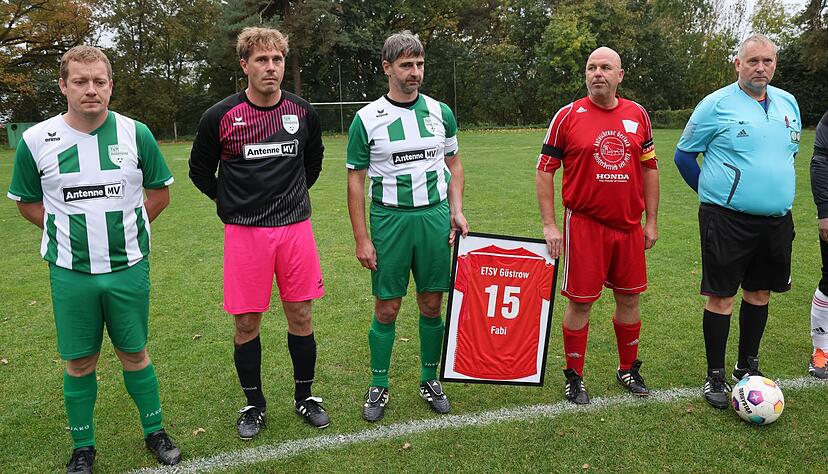 Die Mitglieder des ETSV G&uuml;strow erinnerten mit einem Trikot an den get&ouml;teten Jungen.