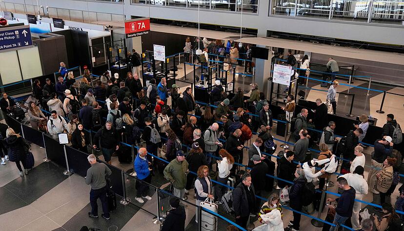 Lange Schlange wegen des Shutdowns am Flughafen Chicago.