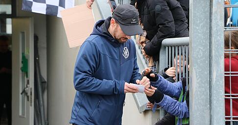 Trainer Manuel Fischer ist vor dem Heimspiel seines VfR Heilbronn gegen den SSV Ehingen-S&uuml;d ein gefragter Mann bei den jungen Zuschauern.