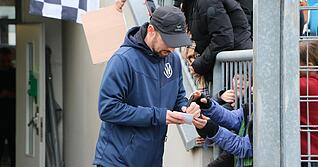 Trainer Manuel Fischer ist vor dem Heimspiel seines VfR Heilbronn gegen den SSV Ehingen-Süd ein gefragter Mann bei den jungen Zuschauern.