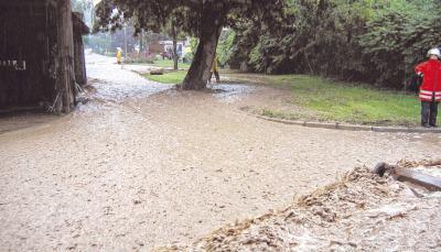 Im Juli 2006 schoben sich Wasser, Schlamm und Geröll durch Sindringen. Nach einem Unwetter war der Kaibach nicht mehr zu bändigen.Foto: privat