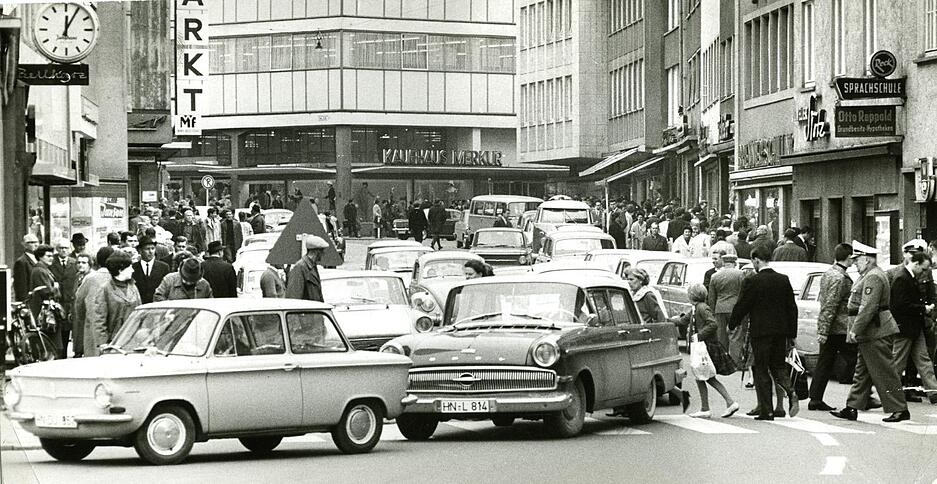 Wo seit 1975 Menschen in verkehrsberuhigter Umgebung, später in der Fußgängerzone flanieren, beherrschen Mitte der 1960er Jahre Autos und Fußgänger das Bild .
