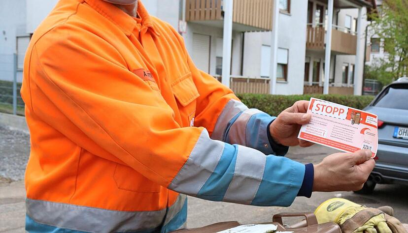 Diese Biotonne ist nicht nur zu voll, sondern auch falsch befüllt. Die gelben Plastiksäcke stechen selbst Laien sofort ins Auge. Müllwerker Antonio Attino ist Experte und lässt den Behälter erstmal stehen. Ein Aufkleber mahnt: So geht es nicht!
Foto: Reichert